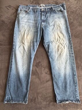 Wrangler Men's Faded Light Blue Relaxed Jeans